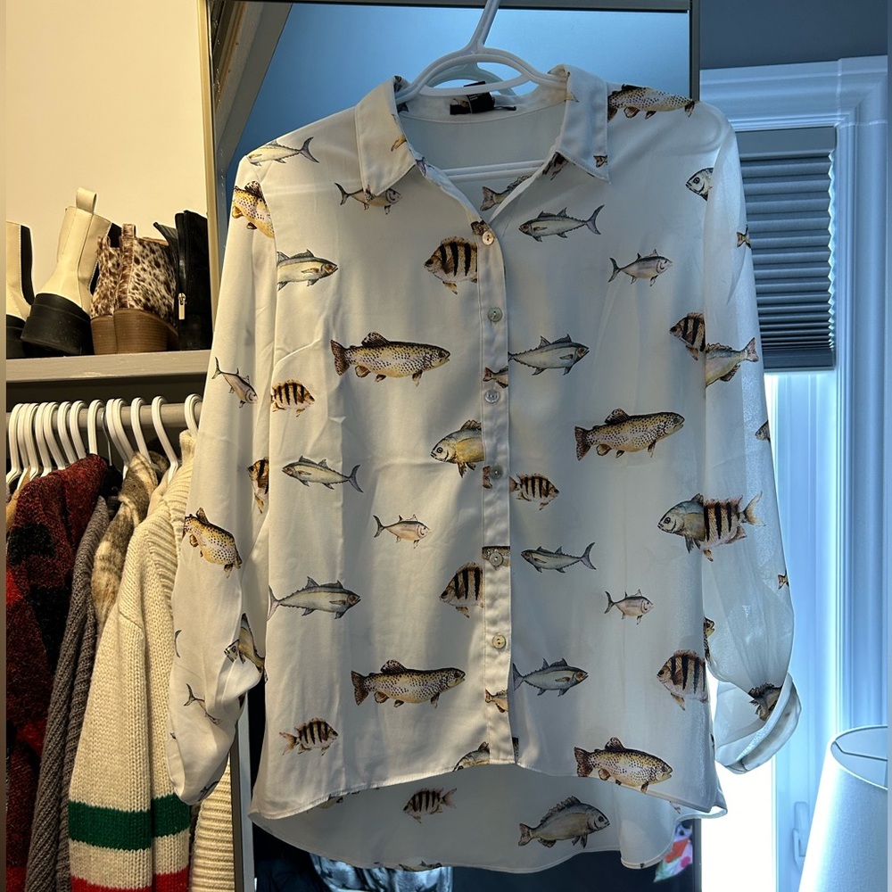 2/$75💥- SHIRT | Women’s fish button up shirt size small